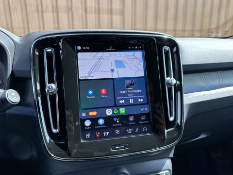 Volvo XC40 Recharge Plus 70 kWh | Achteruitrijcamera | Lederen Bekleding | Stoel-Stuurverwarming | Apple Carplay | ACC | Keyless | Parkeersensoren |