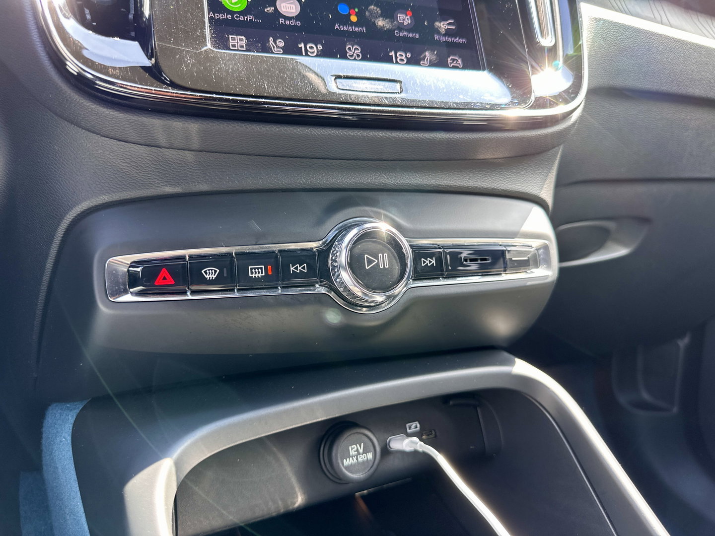 Volvo XC40 Recharge Plus 70 kWh | Achteruitrijcamera | Lederen Bekleding | Stoel-Stuurverwarming | Apple Carplay | ACC | Keyless | Parkeersensoren |