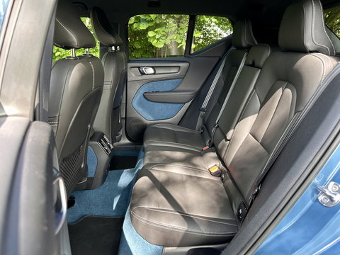 Volvo XC40 Recharge Plus 70 kWh | Achteruitrijcamera | Lederen Bekleding | Stoel-Stuurverwarming | Apple Carplay | ACC | Keyless | Parkeersensoren |