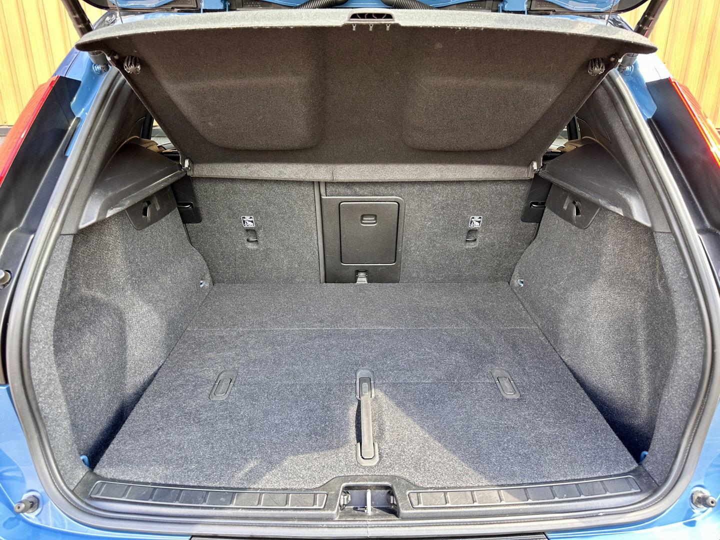 Volvo XC40 Recharge Plus 70 kWh | Achteruitrijcamera | Lederen Bekleding | Stoel-Stuurverwarming | Apple Carplay | ACC | Keyless | Parkeersensoren |