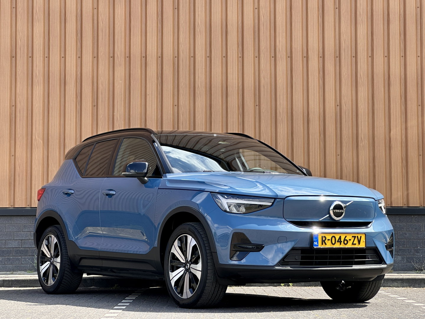 Volvo XC40 Recharge Plus 70 kWh | Achteruitrijcamera | Lederen Bekleding | Stoel-Stuurverwarming | Apple Carplay | ACC | Keyless | Parkeersensoren |
