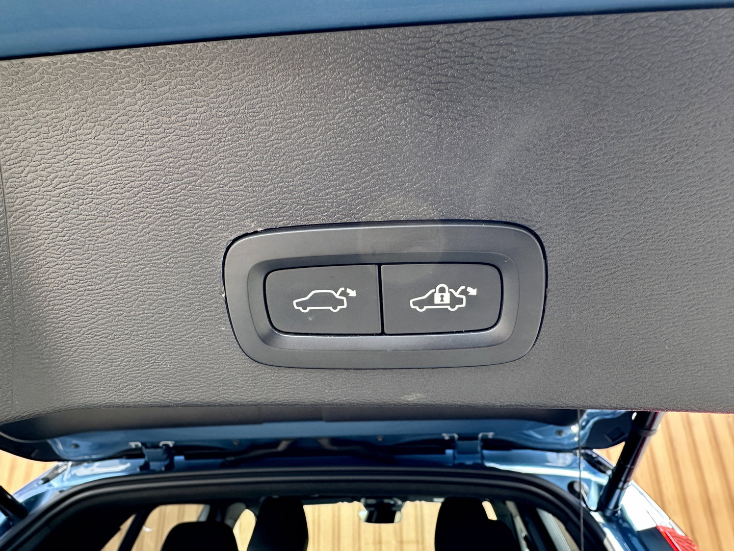 Volvo XC40 Recharge Plus 70 kWh | Achteruitrijcamera | Lederen Bekleding | Stoel-Stuurverwarming | Apple Carplay | ACC | Keyless | Parkeersensoren |
