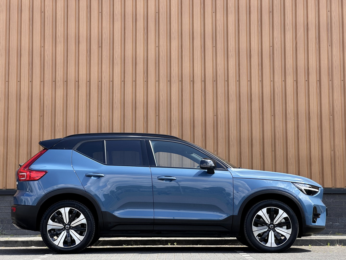Volvo XC40 Recharge Plus 70 kWh | Achteruitrijcamera | Lederen Bekleding | Stoel-Stuurverwarming | Apple Carplay | ACC | Keyless | Parkeersensoren |