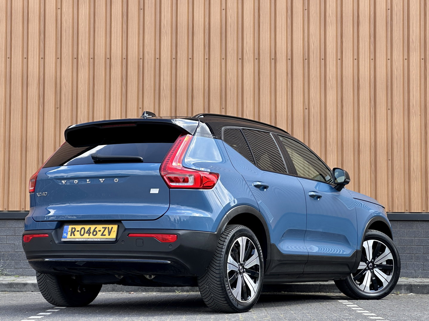 Volvo XC40 Recharge Plus 70 kWh | Achteruitrijcamera | Lederen Bekleding | Stoel-Stuurverwarming | Apple Carplay | ACC | Keyless | Parkeersensoren |