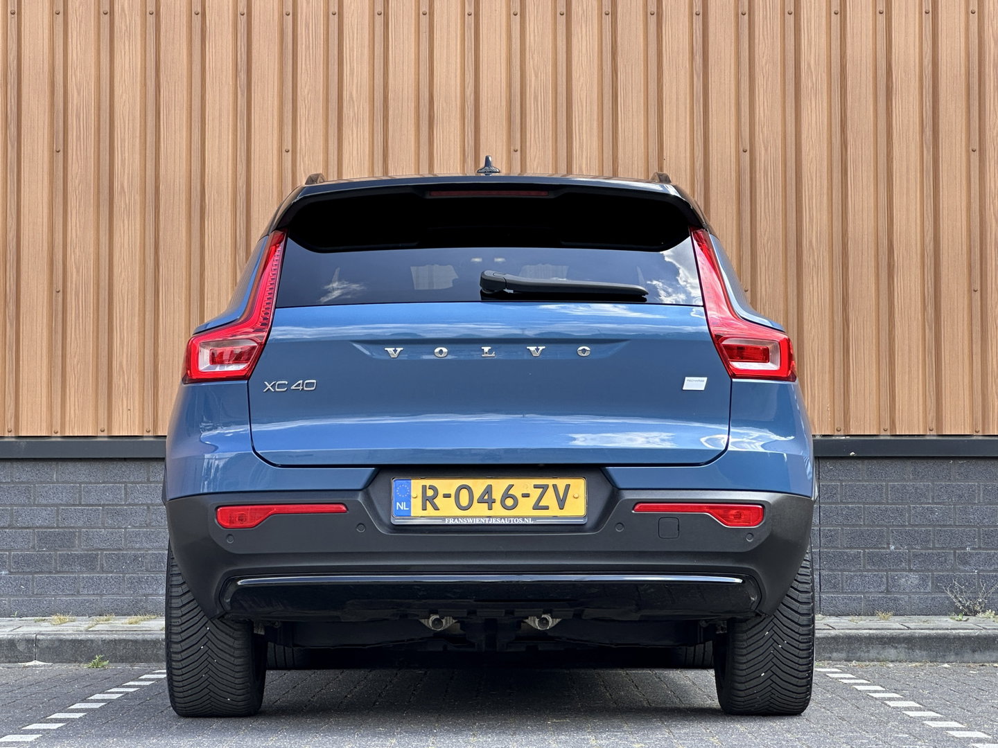 Volvo XC40 Recharge Plus 70 kWh | Achteruitrijcamera | Lederen Bekleding | Stoel-Stuurverwarming | Apple Carplay | ACC | Keyless | Parkeersensoren |
