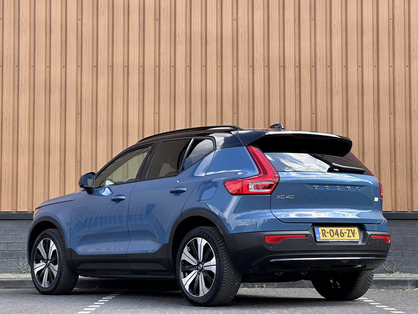 Volvo XC40 Recharge Plus 70 kWh | Achteruitrijcamera | Lederen Bekleding | Stoel-Stuurverwarming | Apple Carplay | ACC | Keyless | Parkeersensoren |