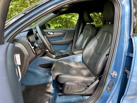 Volvo XC40 Recharge Plus 70 kWh | Achteruitrijcamera | Lederen Bekleding | Stoel-Stuurverwarming | Apple Carplay | ACC | Keyless | Parkeersensoren |