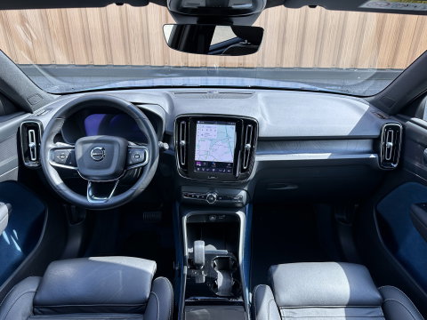 Volvo XC40 Recharge Plus 70 kWh | Achteruitrijcamera | Lederen Bekleding | Stoel-Stuurverwarming | Apple Carplay | ACC | Keyless | Parkeersensoren |
