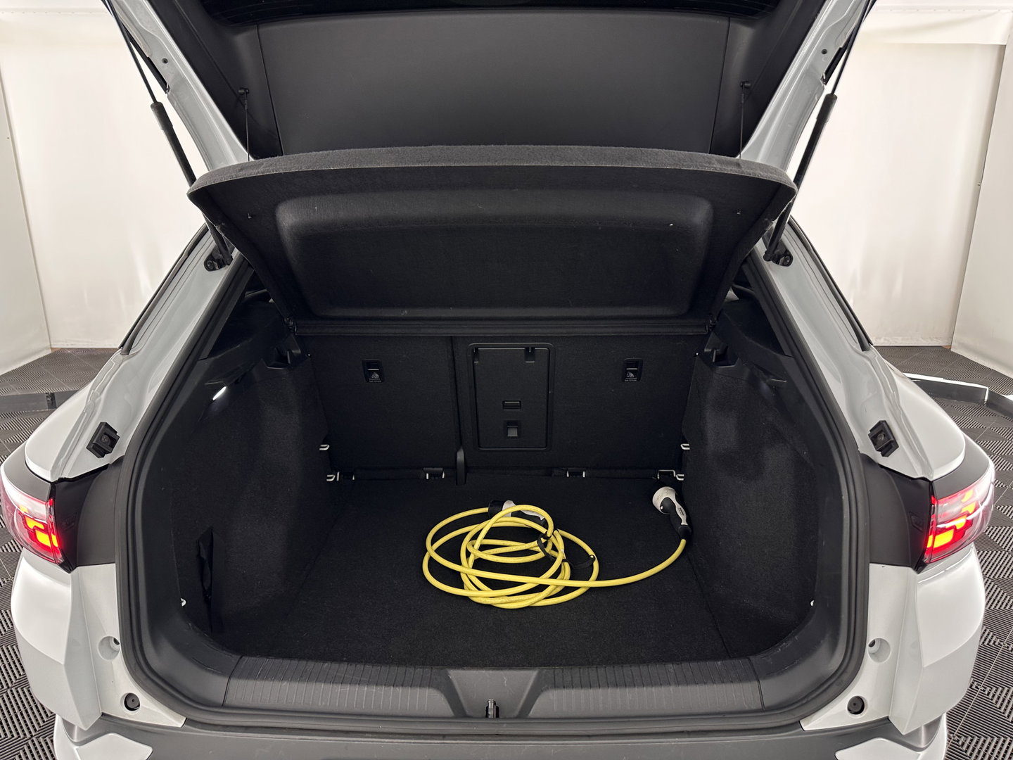 Volkswagen ID.4 Business 77 kWh [ 3-Fase-11kW ] {SOH-83%} (INCL.BTW) *LEATHER-FABRIC | ADAPTIVE-CRUISE | FULL-LED | HEATED-COMFORTSEATS | KEYLESS | CAMERA | DIGI-COCKPIT | DAB | NAVI-FULLMAP | PRIVACY-GLASS | ECC | PDC | TOWBAR | 19''ALU*