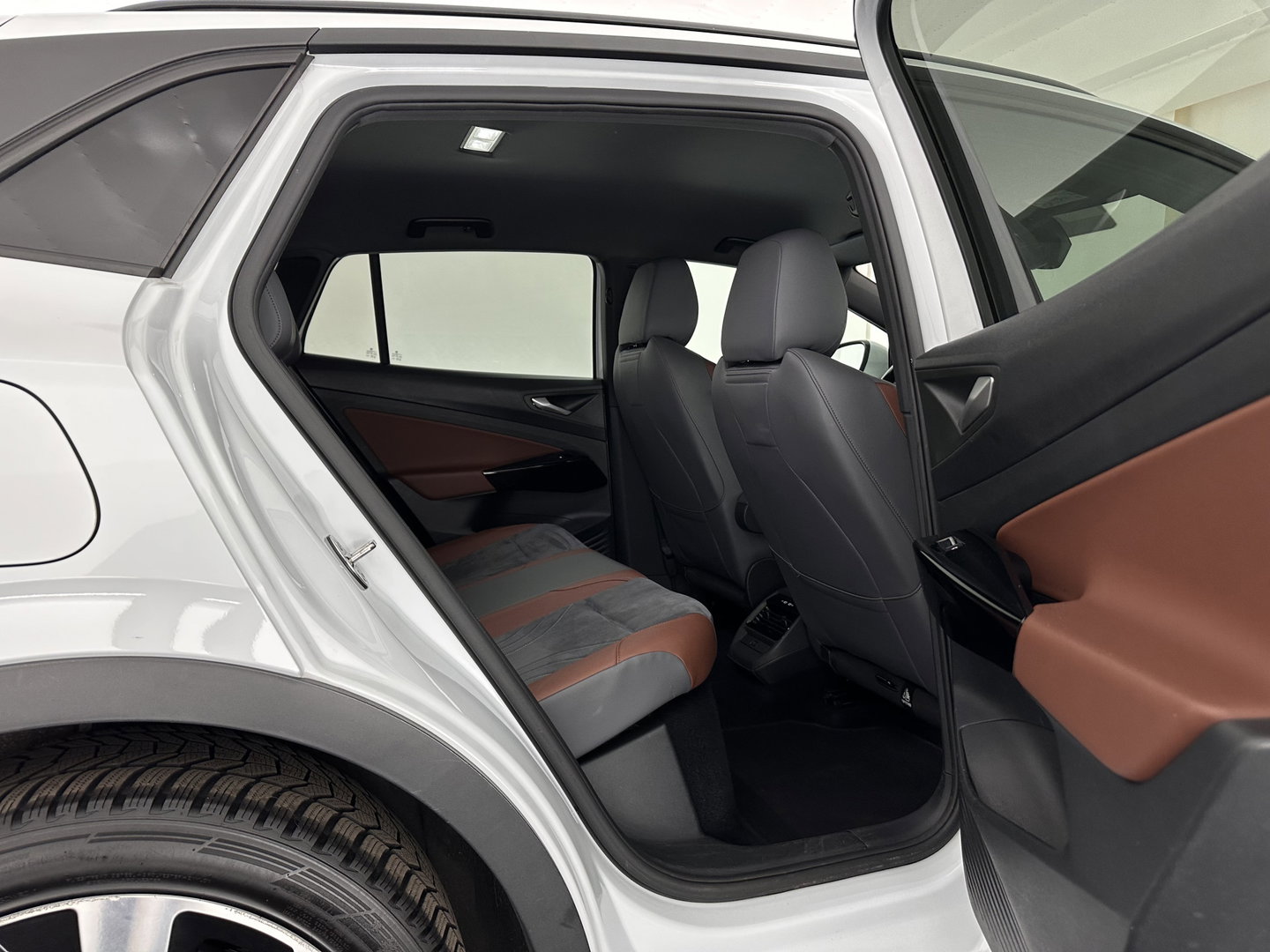 Volkswagen ID.4 Business 77 kWh [ 3-Fase-11kW ] {SOH-83%} (INCL.BTW) *LEATHER-FABRIC | ADAPTIVE-CRUISE | FULL-LED | HEATED-COMFORTSEATS | KEYLESS | CAMERA | DIGI-COCKPIT | DAB | NAVI-FULLMAP | PRIVACY-GLASS | ECC | PDC | TOWBAR | 19''ALU*