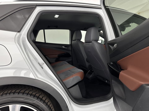 Volkswagen ID.4 Business 77 kWh [ 3-Fase-11kW ] {SOH-83%} (INCL.BTW) *LEATHER-FABRIC | ADAPTIVE-CRUISE | FULL-LED | HEATED-COMFORTSEATS | KEYLESS | CAMERA | DIGI-COCKPIT | DAB | NAVI-FULLMAP | PRIVACY-GLASS | ECC | PDC | TOWBAR | 19''ALU*