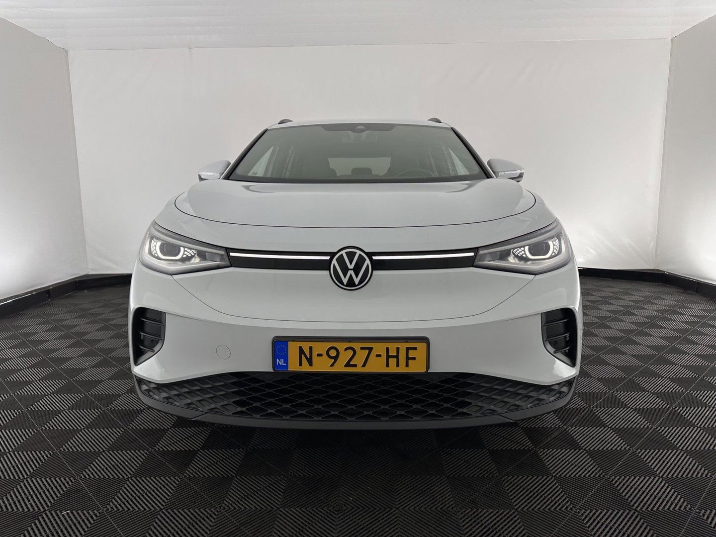 Volkswagen ID.4 Business 77 kWh [ 3-Fase-11kW ] {SOH-83%} (INCL.BTW) *LEATHER-FABRIC | ADAPTIVE-CRUISE | FULL-LED | HEATED-COMFORTSEATS | KEYLESS | CAMERA | DIGI-COCKPIT | DAB | NAVI-FULLMAP | PRIVACY-GLASS | ECC | PDC | TOWBAR | 19''ALU*