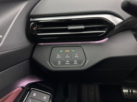 Volkswagen ID.4 Business 77 kWh [ 3-Fase-11kW ] {SOH-83%} (INCL.BTW) *LEATHER-FABRIC | ADAPTIVE-CRUISE | FULL-LED | HEATED-COMFORTSEATS | KEYLESS | CAMERA | DIGI-COCKPIT | DAB | NAVI-FULLMAP | PRIVACY-GLASS | ECC | PDC | TOWBAR | 19''ALU*
