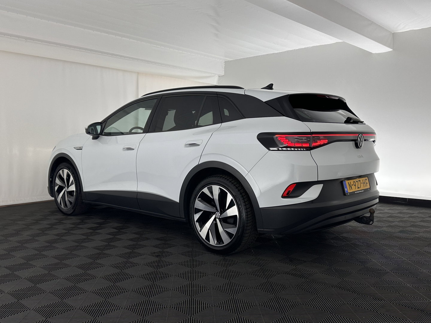 Volkswagen ID.4 Business 77 kWh [ 3-Fase-11kW ] {SOH-83%} (INCL.BTW) *LEATHER-FABRIC | ADAPTIVE-CRUISE | FULL-LED | HEATED-COMFORTSEATS | KEYLESS | CAMERA | DIGI-COCKPIT | DAB | NAVI-FULLMAP | PRIVACY-GLASS | ECC | PDC | TOWBAR | 19''ALU*