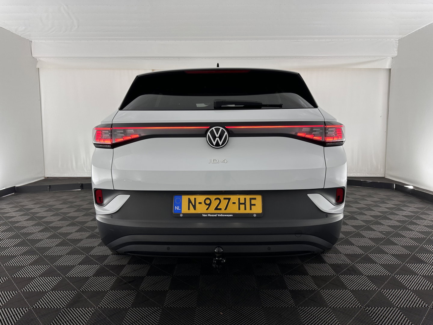 Volkswagen ID.4 Business 77 kWh [ 3-Fase-11kW ] {SOH-83%} (INCL.BTW) *LEATHER-FABRIC | ADAPTIVE-CRUISE | FULL-LED | HEATED-COMFORTSEATS | KEYLESS | CAMERA | DIGI-COCKPIT | DAB | NAVI-FULLMAP | PRIVACY-GLASS | ECC | PDC | TOWBAR | 19''ALU*
