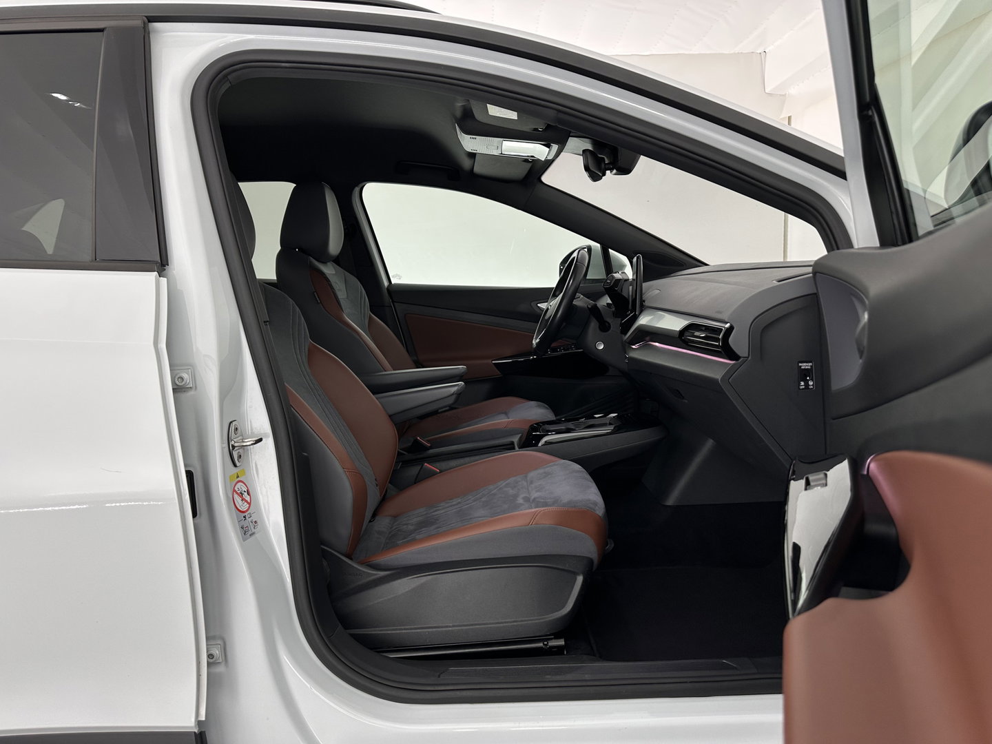 Volkswagen ID.4 Business 77 kWh [ 3-Fase-11kW ] {SOH-83%} (INCL.BTW) *LEATHER-FABRIC | ADAPTIVE-CRUISE | FULL-LED | HEATED-COMFORTSEATS | KEYLESS | CAMERA | DIGI-COCKPIT | DAB | NAVI-FULLMAP | PRIVACY-GLASS | ECC | PDC | TOWBAR | 19''ALU*