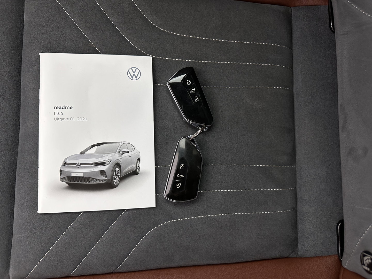 Volkswagen ID.4 Business 77 kWh [ 3-Fase-11kW ] {SOH-83%} (INCL.BTW) *LEATHER-FABRIC | ADAPTIVE-CRUISE | FULL-LED | HEATED-COMFORTSEATS | KEYLESS | CAMERA | DIGI-COCKPIT | DAB | NAVI-FULLMAP | PRIVACY-GLASS | ECC | PDC | TOWBAR | 19''ALU*