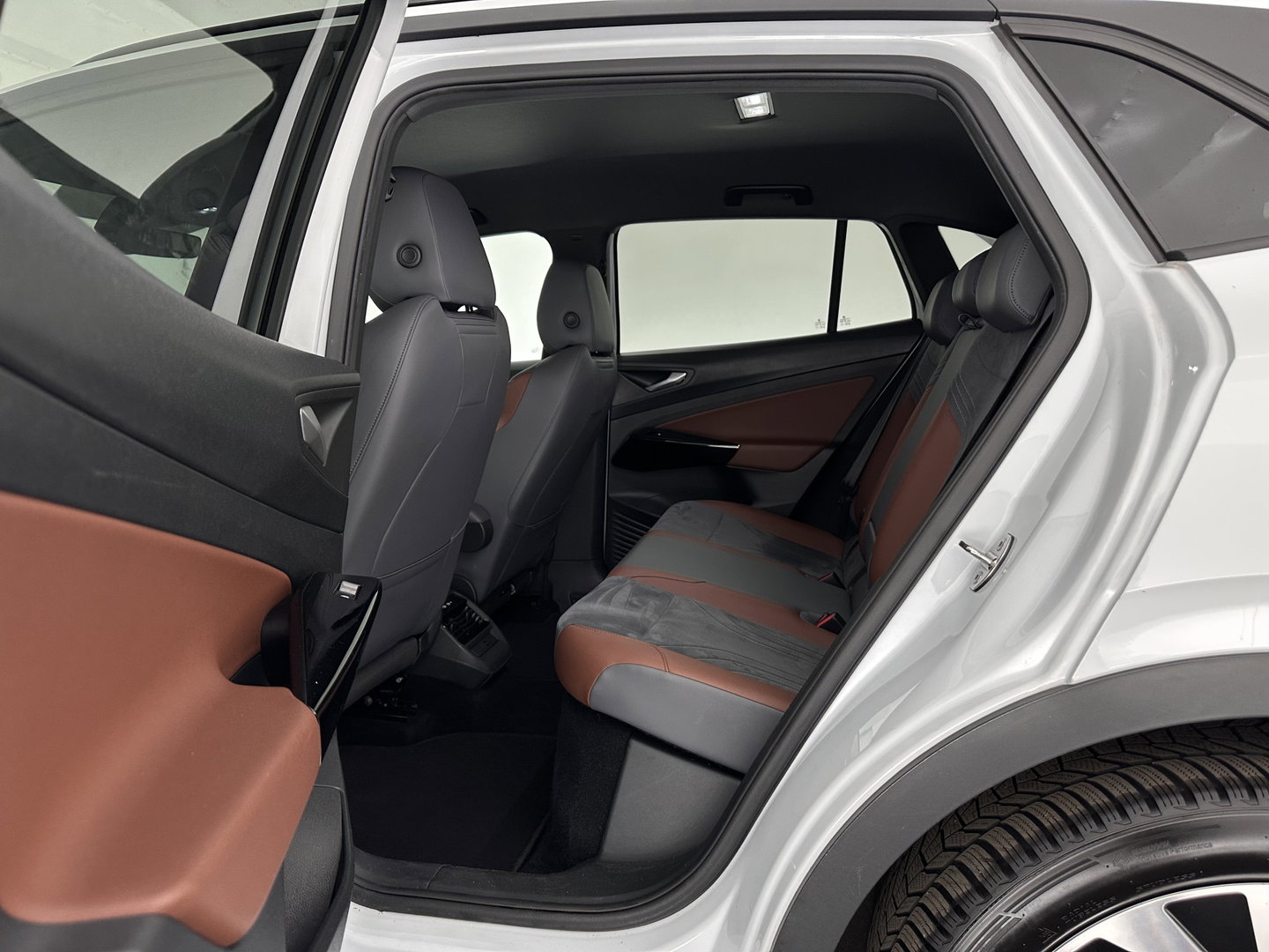 Volkswagen ID.4 Business 77 kWh [ 3-Fase-11kW ] {SOH-83%} (INCL.BTW) *LEATHER-FABRIC | ADAPTIVE-CRUISE | FULL-LED | HEATED-COMFORTSEATS | KEYLESS | CAMERA | DIGI-COCKPIT | DAB | NAVI-FULLMAP | PRIVACY-GLASS | ECC | PDC | TOWBAR | 19''ALU*