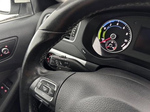 Volkswagen Jetta 1.4 TSI Hybrid Highline Aut. *PANO | XENON | NAVI-FULLMAP | HEATED-COMFORTSEATS | PRIVACY-GLASS | SHIFTPADDLES |  ECC | PDC | CRUISE | KEYLESS | 17''ALU*