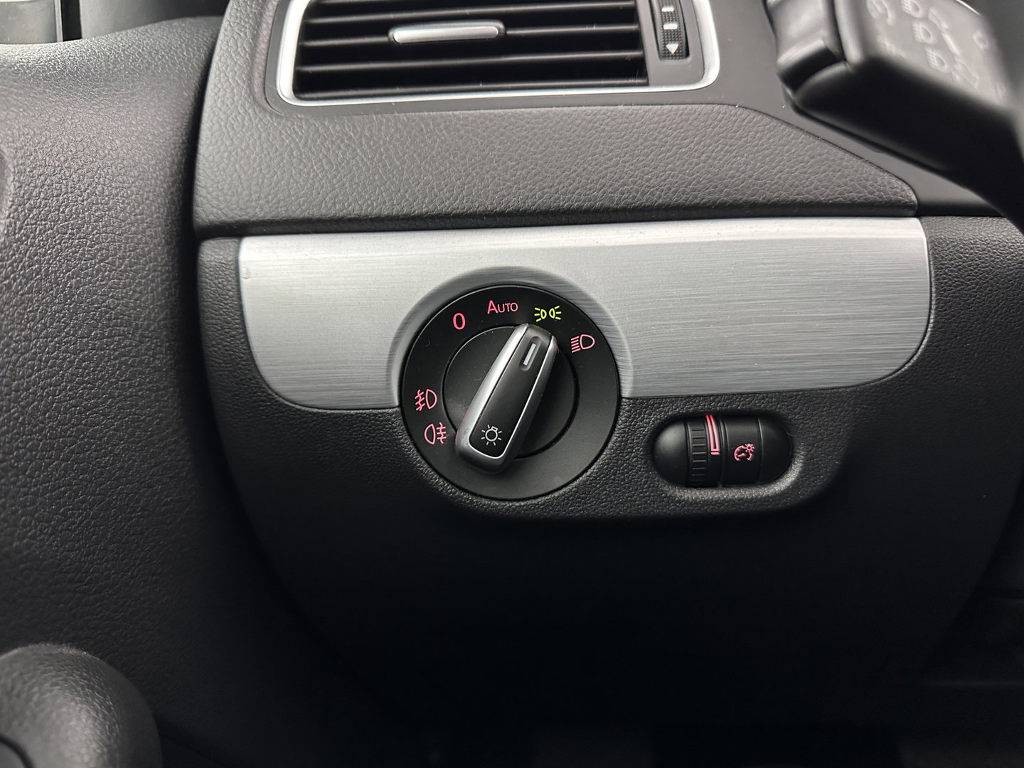 Volkswagen Jetta 1.4 TSI Hybrid Highline Aut. *PANO | XENON | NAVI-FULLMAP | HEATED-COMFORTSEATS | PRIVACY-GLASS | SHIFTPADDLES |  ECC | PDC | CRUISE | KEYLESS | 17''ALU*