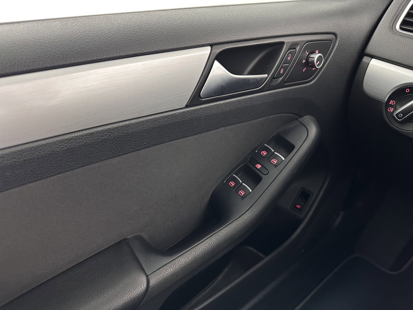 Volkswagen Jetta 1.4 TSI Hybrid Highline Aut. *PANO | XENON | NAVI-FULLMAP | HEATED-COMFORTSEATS | PRIVACY-GLASS | SHIFTPADDLES |  ECC | PDC | CRUISE | KEYLESS | 17''ALU*