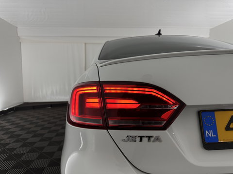 Volkswagen Jetta 1.4 TSI Hybrid Highline Aut. *PANO | XENON | NAVI-FULLMAP | HEATED-COMFORTSEATS | PRIVACY-GLASS | SHIFTPADDLES |  ECC | PDC | CRUISE | KEYLESS | 17''ALU*