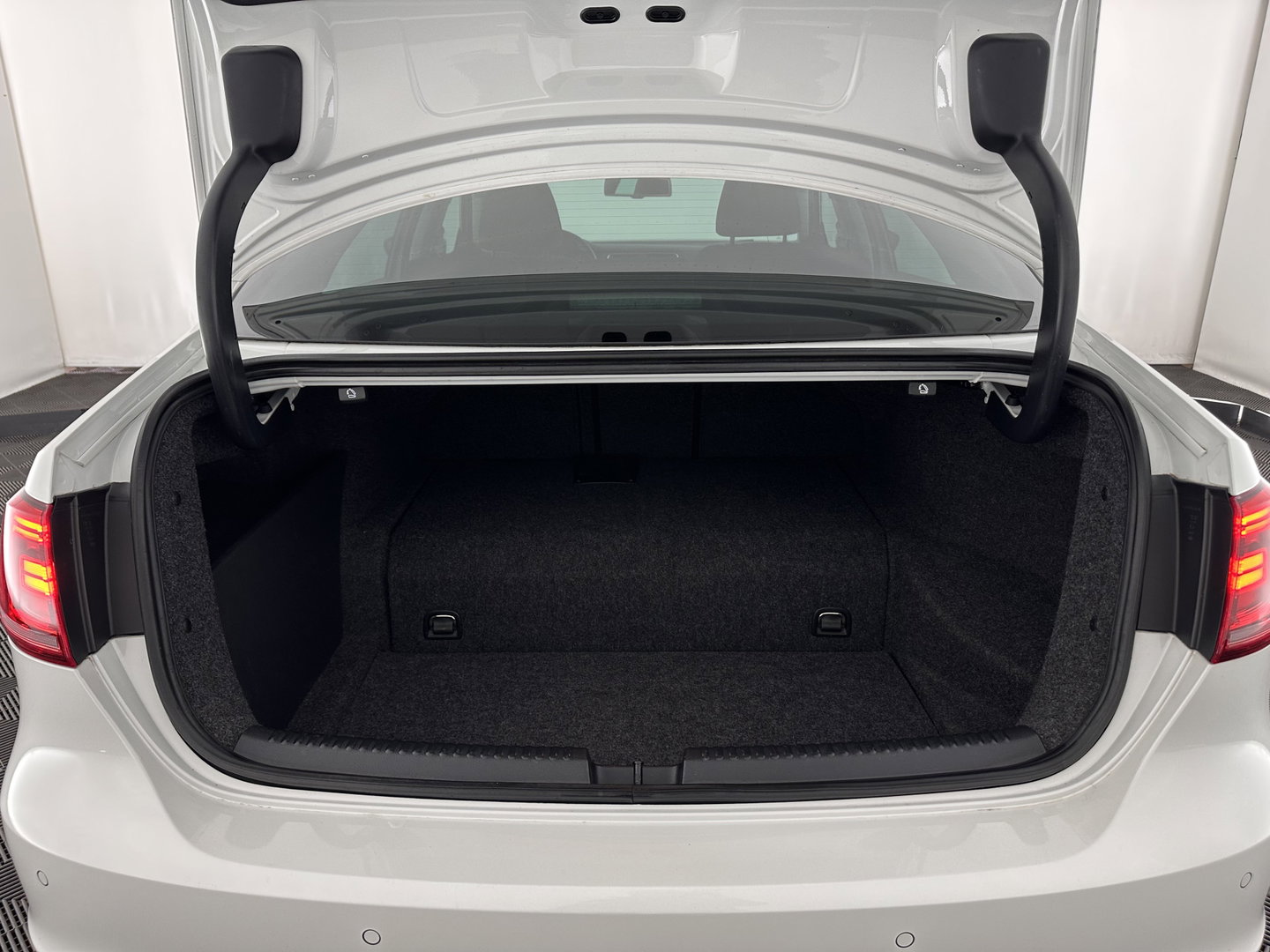 Volkswagen Jetta 1.4 TSI Hybrid Highline Aut. *PANO | XENON | NAVI-FULLMAP | HEATED-COMFORTSEATS | PRIVACY-GLASS | SHIFTPADDLES |  ECC | PDC | CRUISE | KEYLESS | 17''ALU*