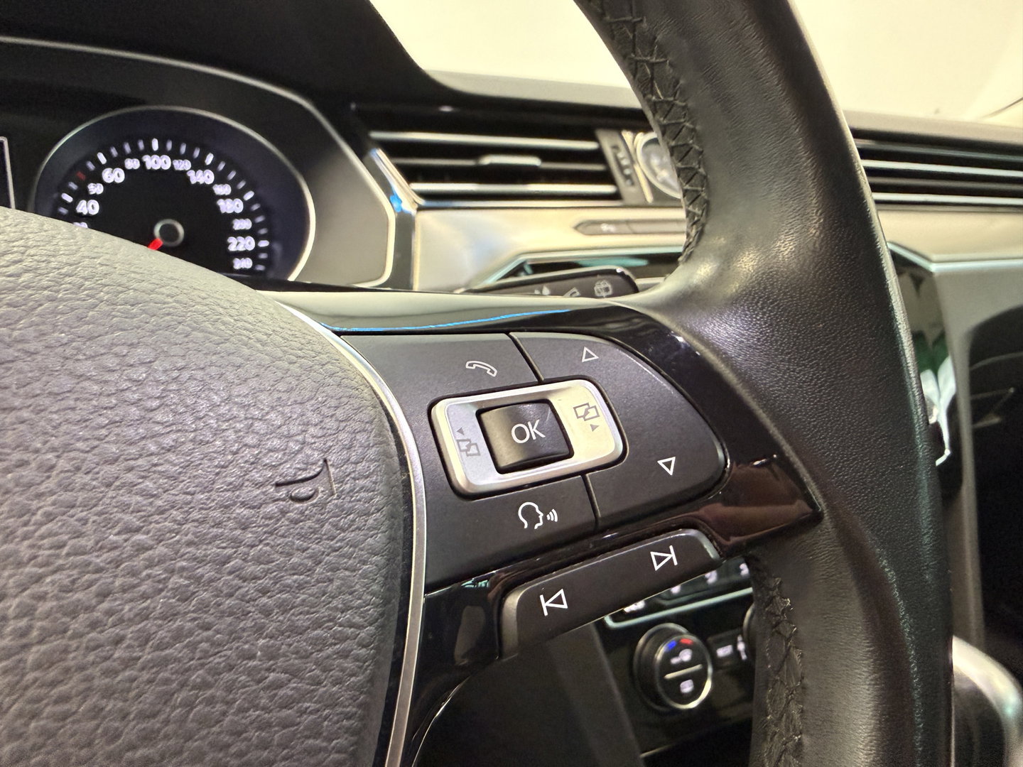 Volkswagen Passat Variant 1.4 TSI ACT Connected Series Plus Carplay Parkeerksensoren Navigatie 24 Maanden garantie* (Vraag naar de voorwaarden)
