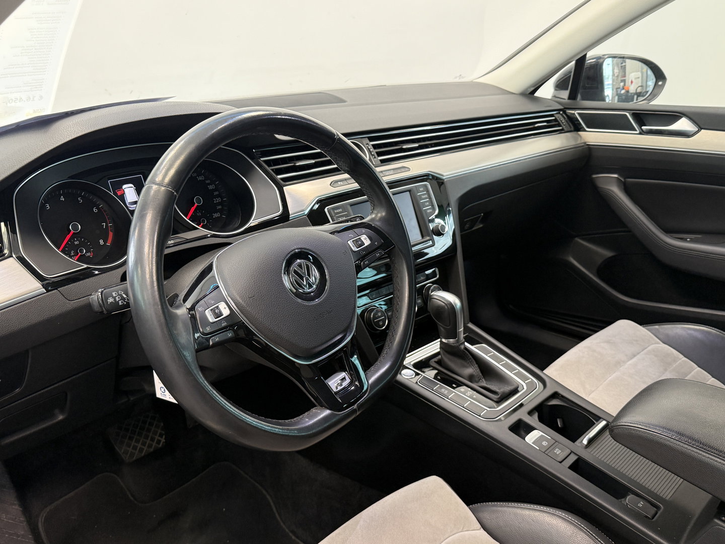 Volkswagen Passat Variant 1.4 TSI ACT Connected Series Plus Carplay Parkeerksensoren Navigatie 24 Maanden garantie* (Vraag naar de voorwaarden)