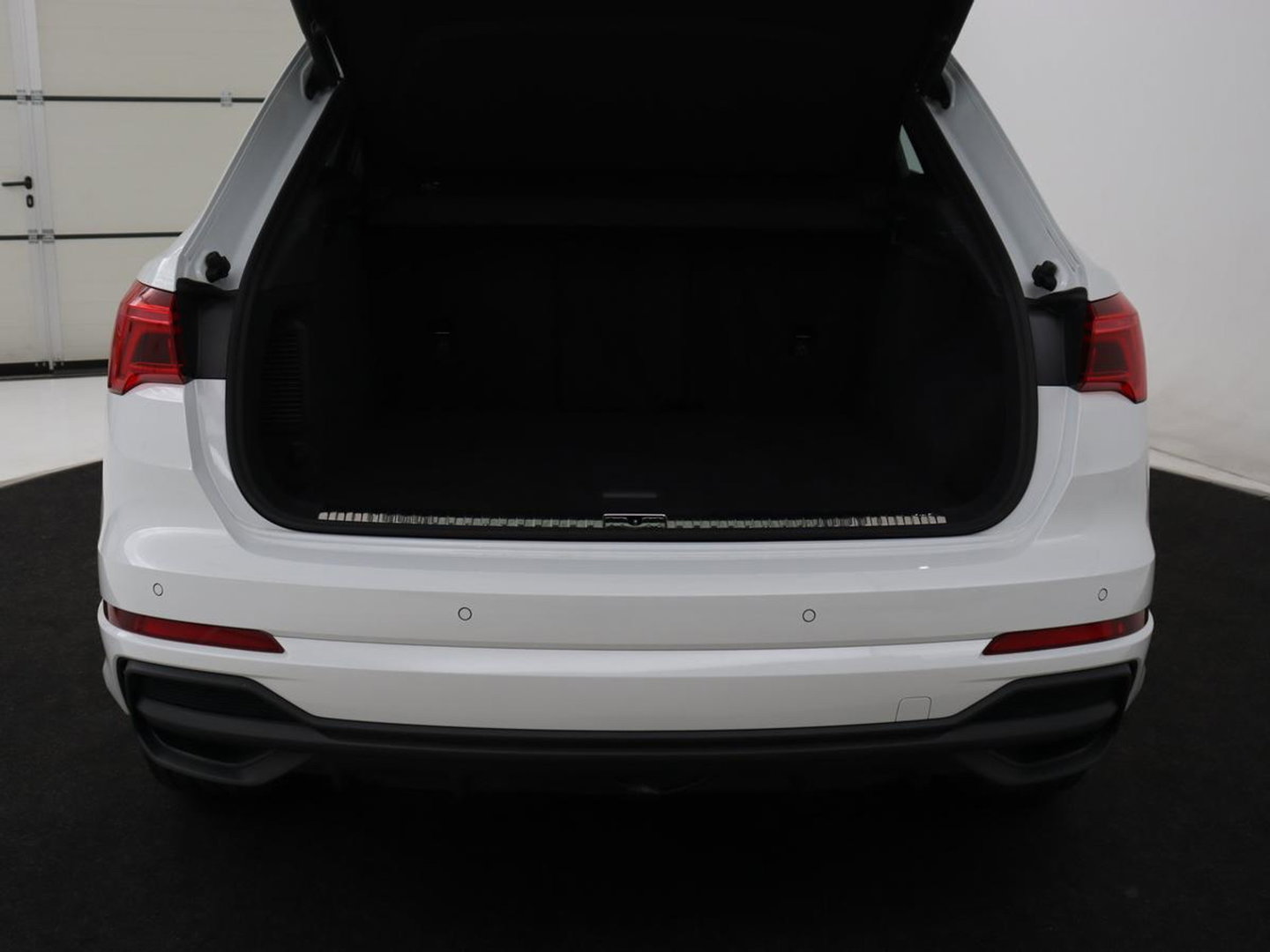Audi Q3 45 TFSIe S edition | SOH 88% | Sportstoelen | Carplay | Trekhaak | Virtual Cockpit | Navigatie | Camera | Full LED | Half leder | Sfeerverlichting | Climate control | Parkeeerhulp | Cruise control | PHEV | Plug In