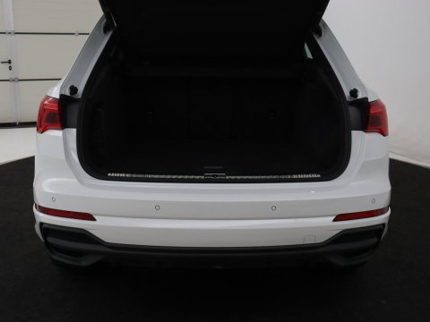 Audi Q3 45 TFSIe S edition | SOH 88% | Sportstoelen | Carplay | Trekhaak | Virtual Cockpit | Navigatie | Camera | Full LED | Half leder | Sfeerverlichting | Climate control | Parkeeerhulp | Cruise control | PHEV | Plug In