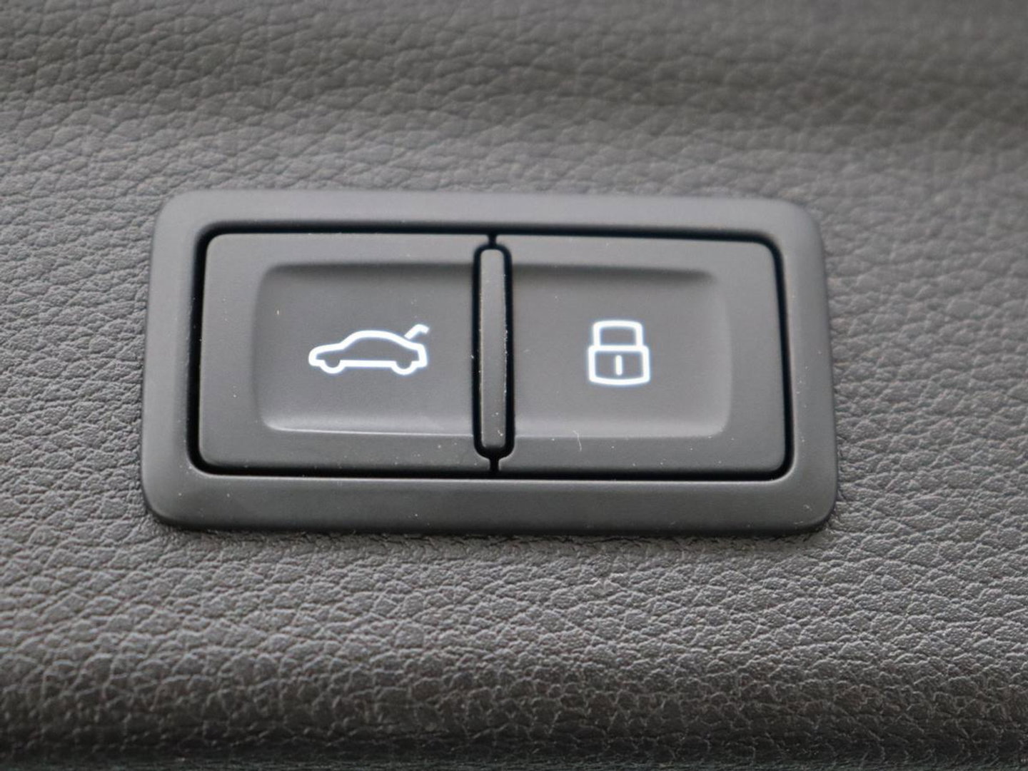 Audi Q3 45 TFSIe S edition | SOH 88% | Sportstoelen | Carplay | Trekhaak | Virtual Cockpit | Navigatie | Camera | Full LED | Half leder | Sfeerverlichting | Climate control | Parkeeerhulp | Cruise control | PHEV | Plug In