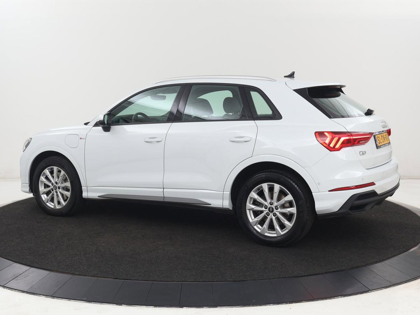 Audi Q3 45 TFSIe S edition | SOH 88% | Sportstoelen | Carplay | Trekhaak | Virtual Cockpit | Navigatie | Camera | Full LED | Half leder | Sfeerverlichting | Climate control | Parkeeerhulp | Cruise control | PHEV | Plug In