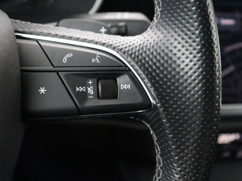 Audi Q3 45 TFSIe S edition | SOH 88% | Sportstoelen | Carplay | Trekhaak | Virtual Cockpit | Navigatie | Camera | Full LED | Half leder | Sfeerverlichting | Climate control | Parkeeerhulp | Cruise control | PHEV | Plug In
