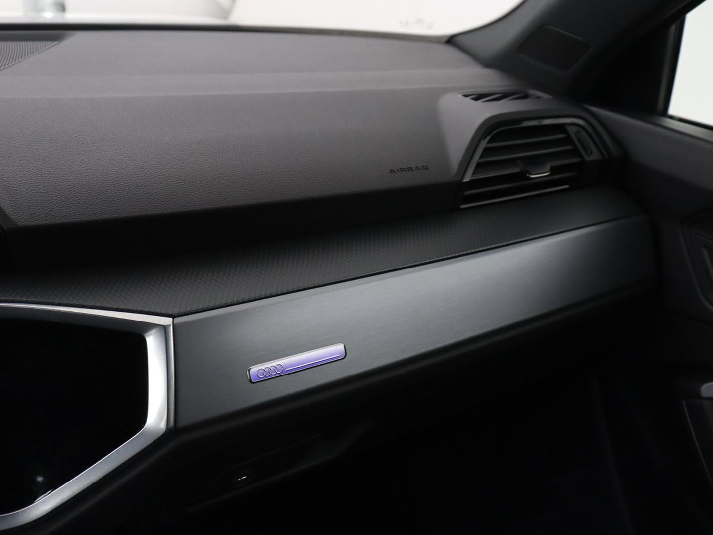 Audi Q3 45 TFSIe S edition | SOH 88% | Sportstoelen | Carplay | Trekhaak | Virtual Cockpit | Navigatie | Camera | Full LED | Half leder | Sfeerverlichting | Climate control | Parkeeerhulp | Cruise control | PHEV | Plug In