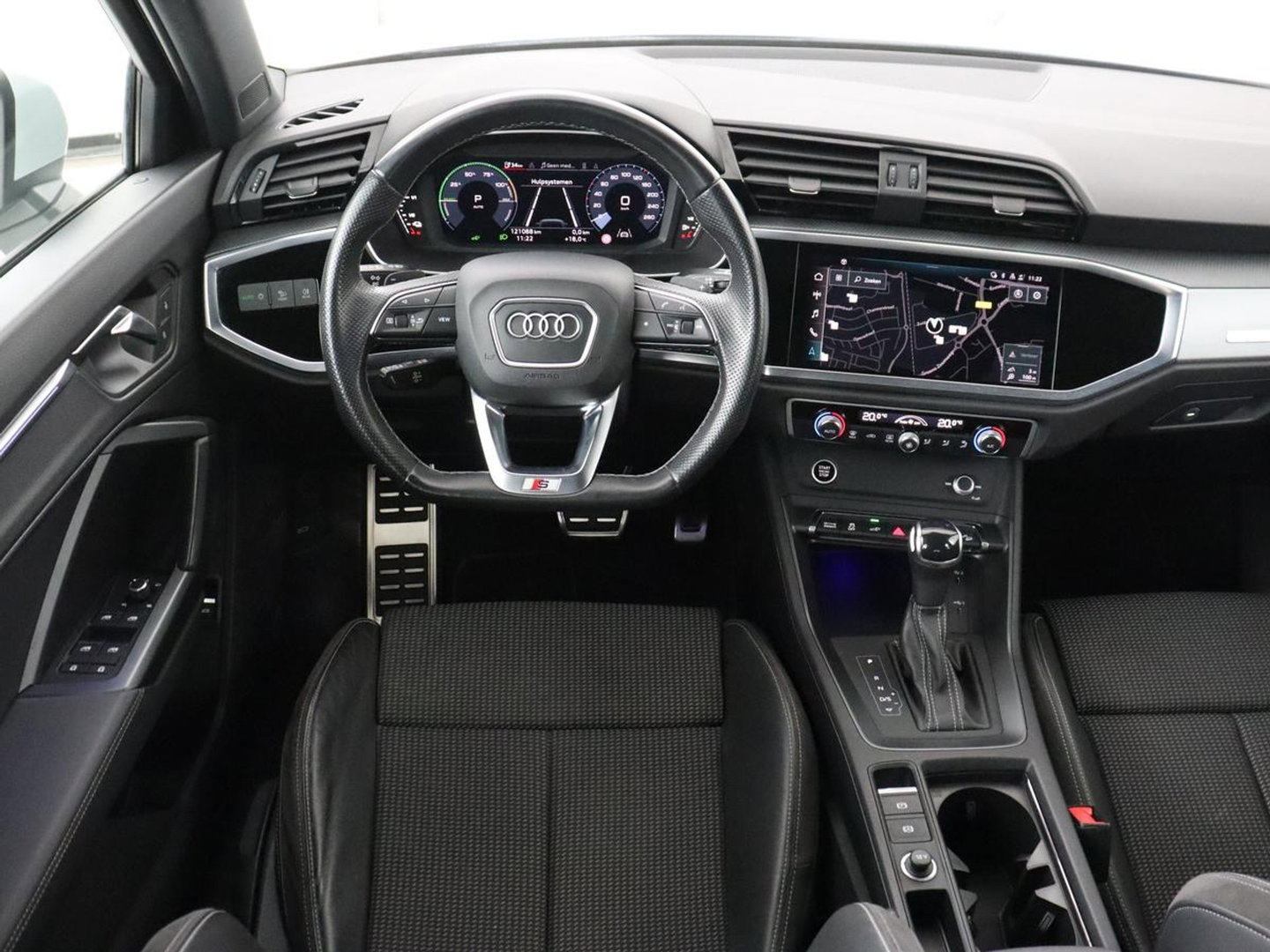 Audi Q3 45 TFSIe S edition | SOH 88% | Sportstoelen | Carplay | Trekhaak | Virtual Cockpit | Navigatie | Camera | Full LED | Half leder | Sfeerverlichting | Climate control | Parkeeerhulp | Cruise control | PHEV | Plug In