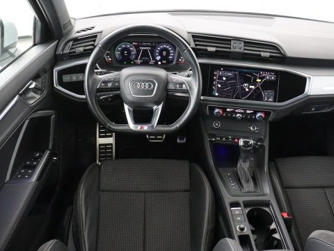 Audi Q3 45 TFSIe S edition | SOH 88% | Sportstoelen | Carplay | Trekhaak | Virtual Cockpit | Navigatie | Camera | Full LED | Half leder | Sfeerverlichting | Climate control | Parkeeerhulp | Cruise control | PHEV | Plug In
