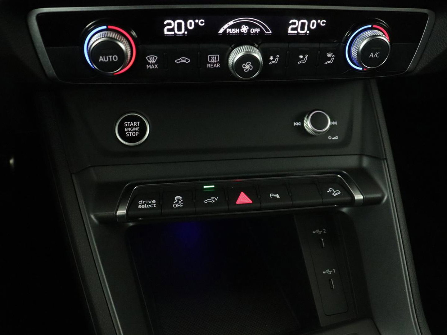 Audi Q3 45 TFSIe S edition | SOH 88% | Sportstoelen | Carplay | Trekhaak | Virtual Cockpit | Navigatie | Camera | Full LED | Half leder | Sfeerverlichting | Climate control | Parkeeerhulp | Cruise control | PHEV | Plug In