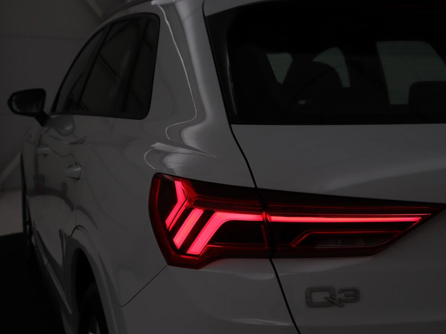 Audi Q3 45 TFSIe S edition | SOH 88% | Sportstoelen | Carplay | Trekhaak | Virtual Cockpit | Navigatie | Camera | Full LED | Half leder | Sfeerverlichting | Climate control | Parkeeerhulp | Cruise control | PHEV | Plug In