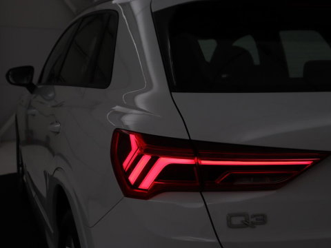 Audi Q3 45 TFSIe S edition | SOH 88% | Sportstoelen | Carplay | Trekhaak | Virtual Cockpit | Navigatie | Camera | Full LED | Half leder | Sfeerverlichting | Climate control | Parkeeerhulp | Cruise control | PHEV | Plug In