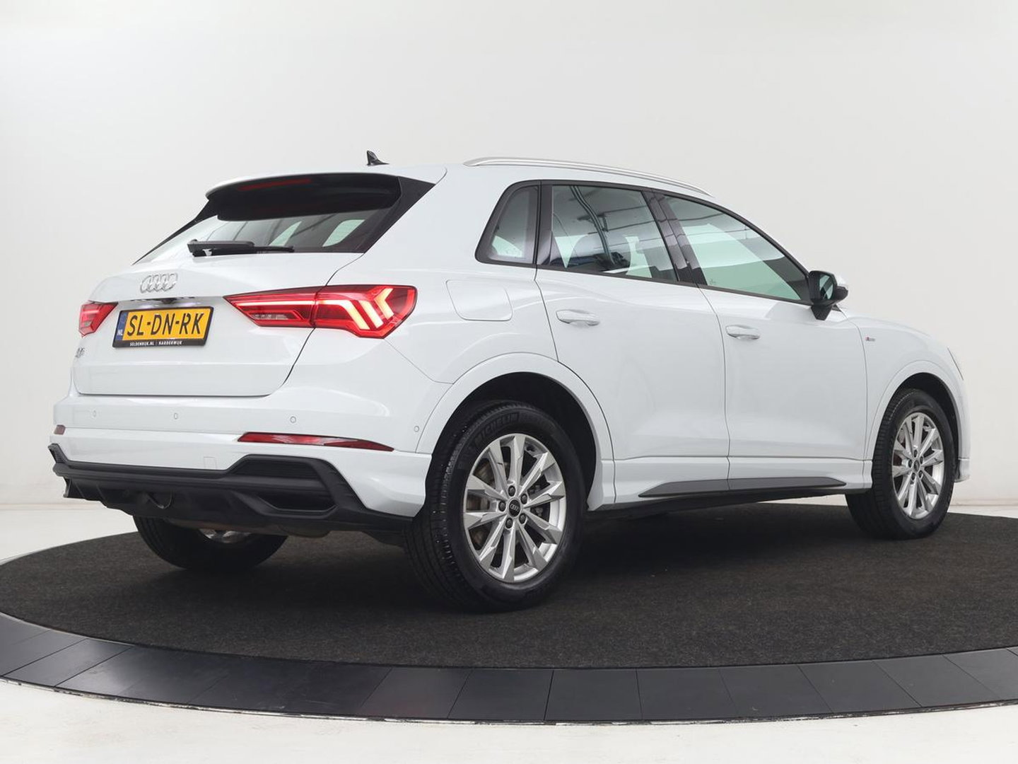 Audi Q3 45 TFSIe S edition | SOH 88% | Sportstoelen | Carplay | Trekhaak | Virtual Cockpit | Navigatie | Camera | Full LED | Half leder | Sfeerverlichting | Climate control | Parkeeerhulp | Cruise control | PHEV | Plug In
