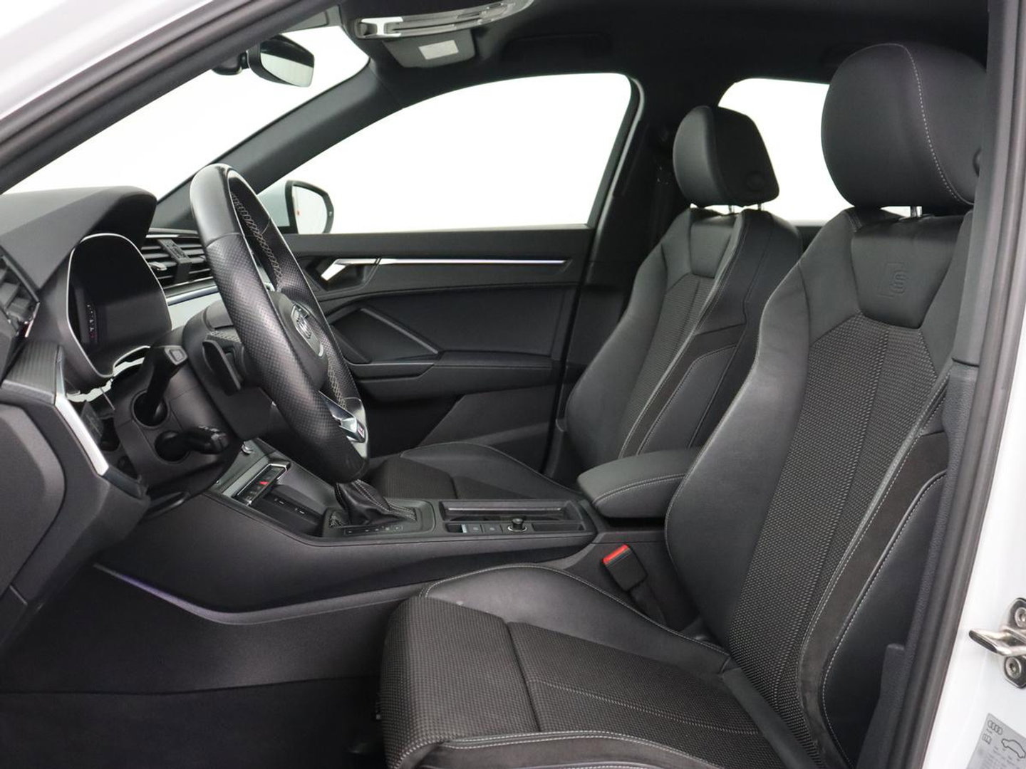 Audi Q3 45 TFSIe S edition | SOH 88% | Sportstoelen | Carplay | Trekhaak | Virtual Cockpit | Navigatie | Camera | Full LED | Half leder | Sfeerverlichting | Climate control | Parkeeerhulp | Cruise control | PHEV | Plug In