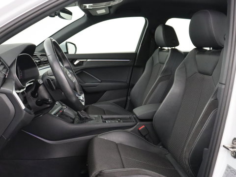 Audi Q3 45 TFSIe S edition | SOH 88% | Sportstoelen | Carplay | Trekhaak | Virtual Cockpit | Navigatie | Camera | Full LED | Half leder | Sfeerverlichting | Climate control | Parkeeerhulp | Cruise control | PHEV | Plug In