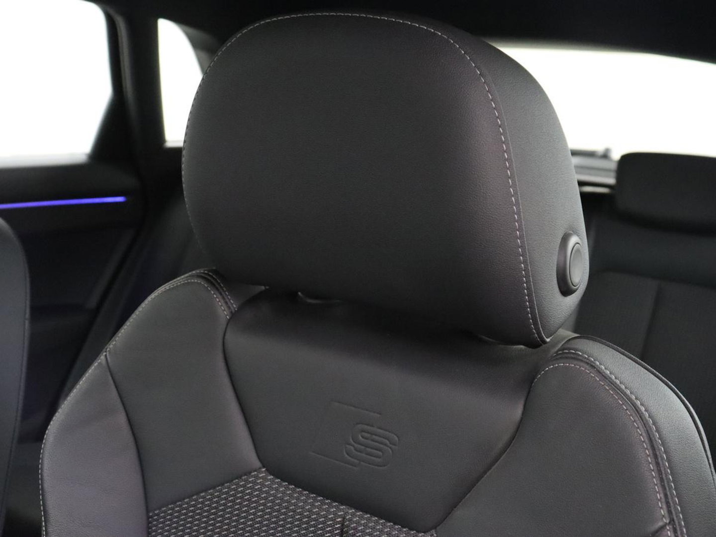 Audi Q3 45 TFSIe S edition | SOH 88% | Sportstoelen | Carplay | Trekhaak | Virtual Cockpit | Navigatie | Camera | Full LED | Half leder | Sfeerverlichting | Climate control | Parkeeerhulp | Cruise control | PHEV | Plug In