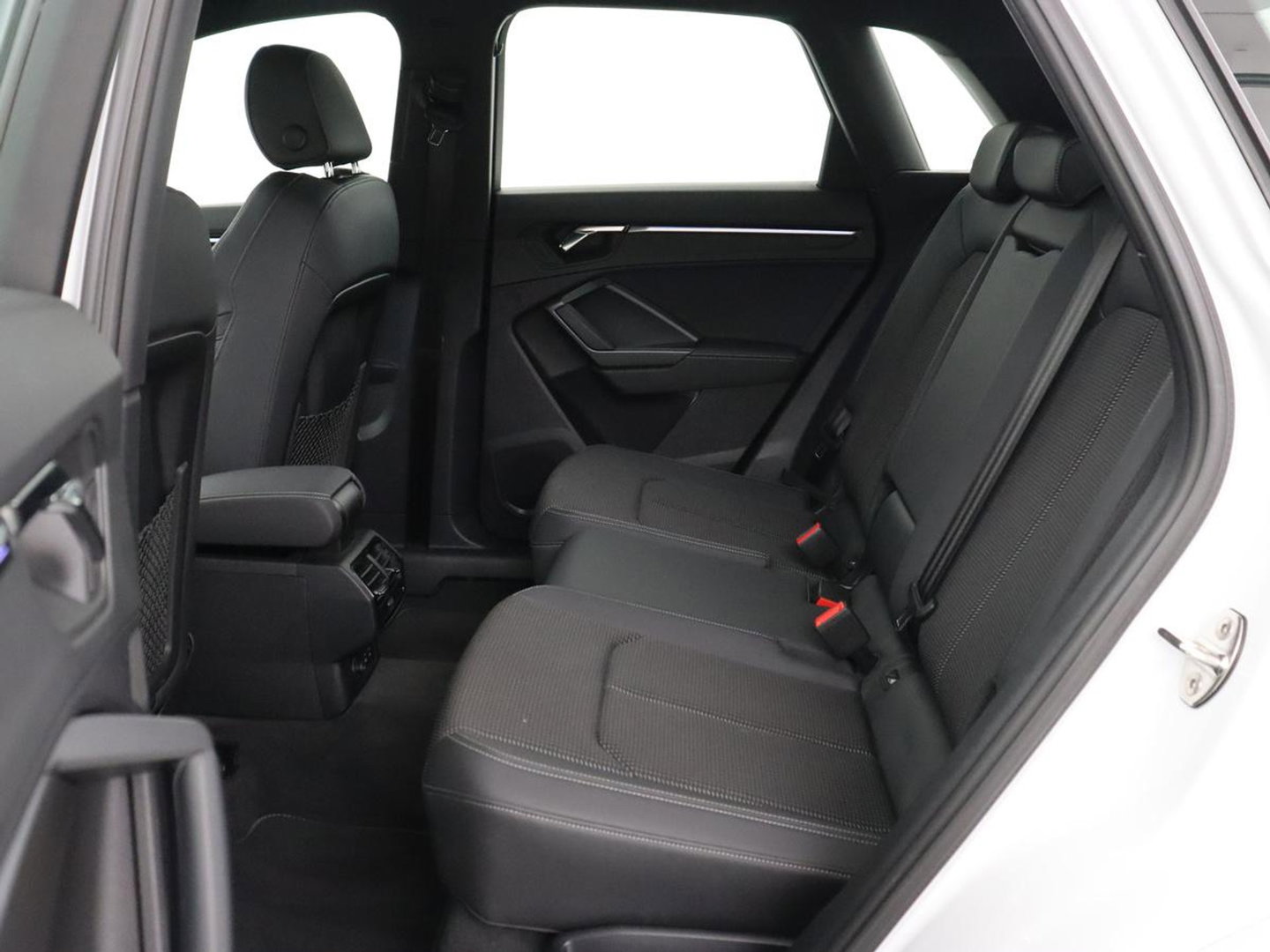 Audi Q3 45 TFSIe S edition | SOH 88% | Sportstoelen | Carplay | Trekhaak | Virtual Cockpit | Navigatie | Camera | Full LED | Half leder | Sfeerverlichting | Climate control | Parkeeerhulp | Cruise control | PHEV | Plug In