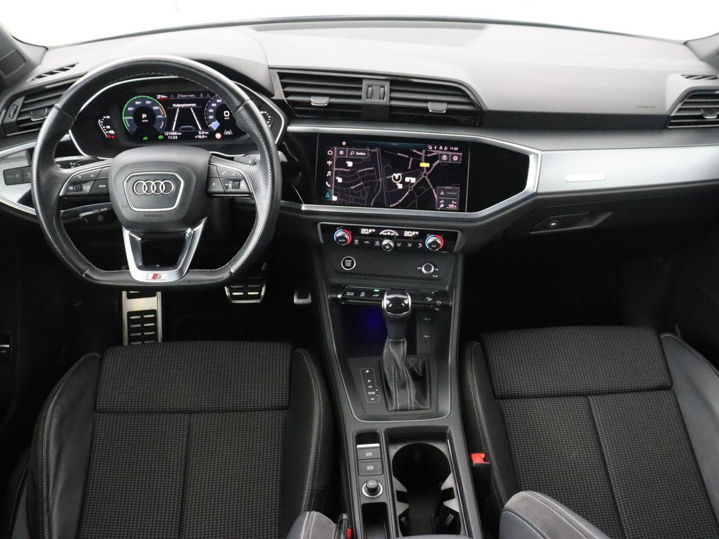 Audi Q3 45 TFSIe S edition | SOH 88% | Sportstoelen | Carplay | Trekhaak | Virtual Cockpit | Navigatie | Camera | Full LED | Half leder | Sfeerverlichting | Climate control | Parkeeerhulp | Cruise control | PHEV | Plug In