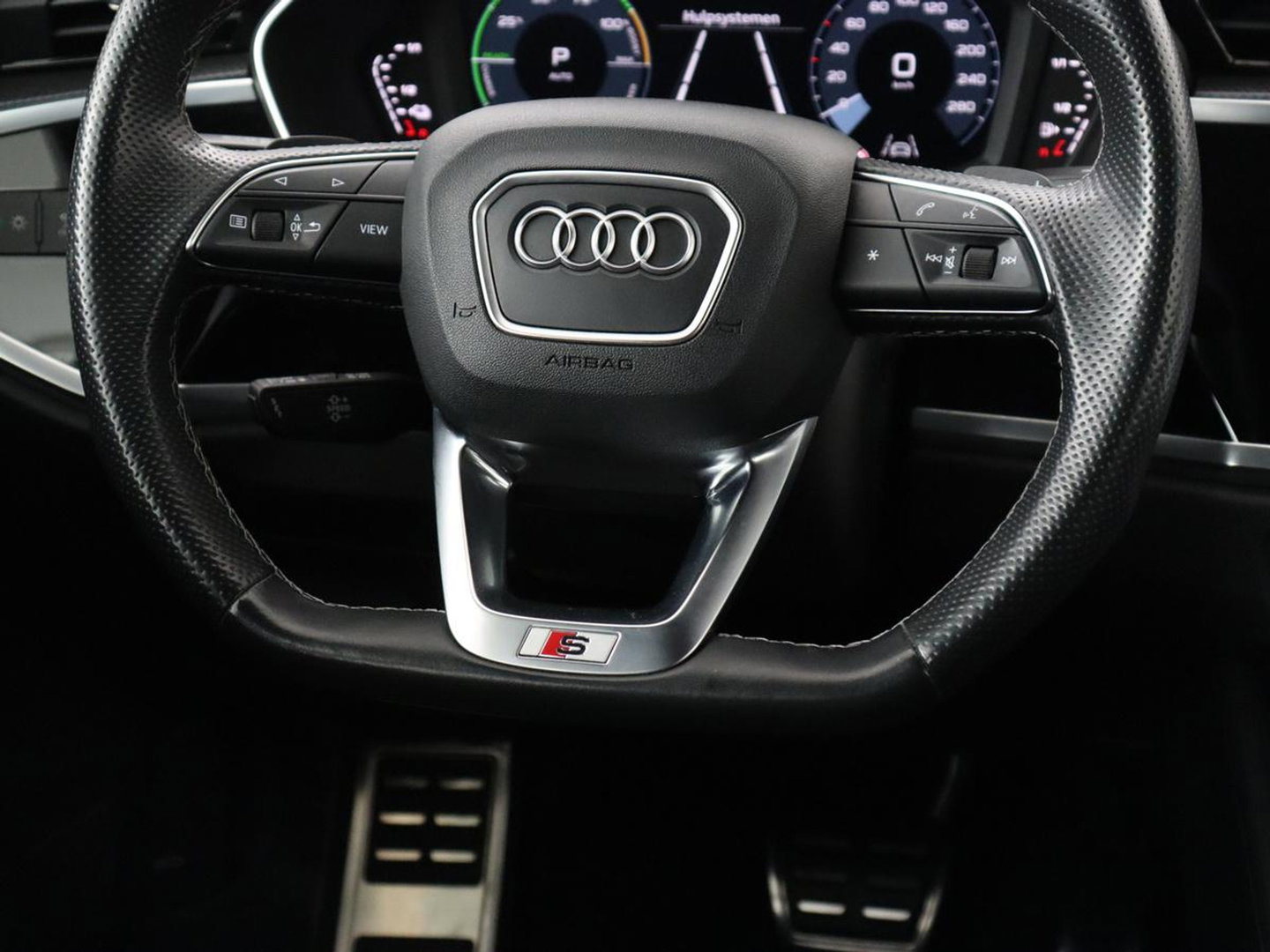 Audi Q3 45 TFSIe S edition | SOH 88% | Sportstoelen | Carplay | Trekhaak | Virtual Cockpit | Navigatie | Camera | Full LED | Half leder | Sfeerverlichting | Climate control | Parkeeerhulp | Cruise control | PHEV | Plug In