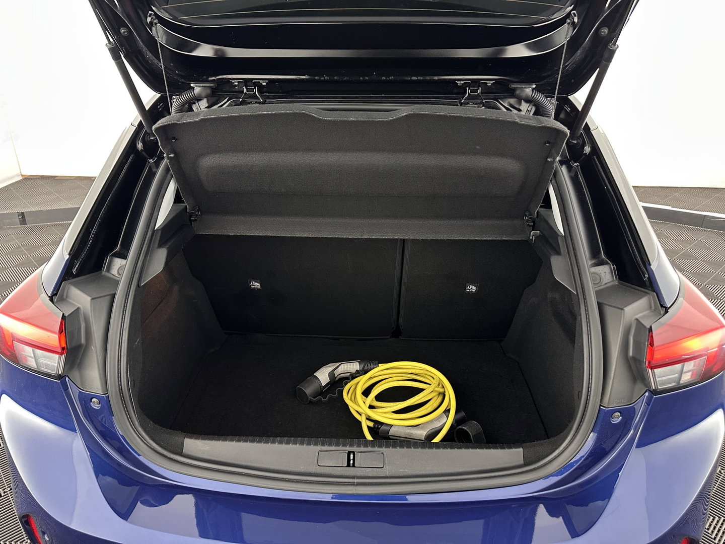 Opel CORSA-E Elegance 50 kWh [ 3-Fase ] (INCL-BTW) Aut. *FULL-LED | ADAPTIVE-CRUISE | DIGI-COCKPIT | LEATHER-MICROFIBRE | CARPLAY | CAMERA | ECC | KEYLESS | CRUISE | DAB | PRIVACY-GLASS | 16'' ALU*