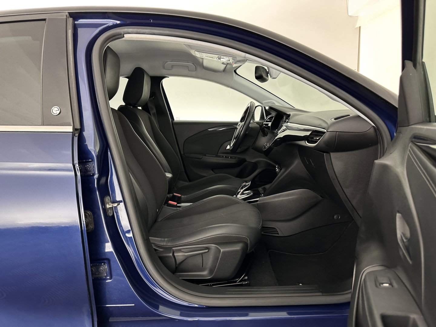 Opel CORSA-E Elegance 50 kWh [ 3-Fase ] (INCL-BTW) Aut. *FULL-LED | ADAPTIVE-CRUISE | DIGI-COCKPIT | LEATHER-MICROFIBRE | CARPLAY | CAMERA | ECC | KEYLESS | CRUISE | DAB | PRIVACY-GLASS | 16'' ALU*