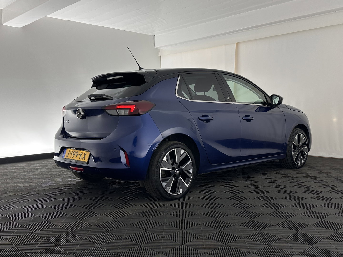 Opel CORSA-E Elegance 50 kWh [ 3-Fase ] (INCL-BTW) Aut. *FULL-LED | ADAPTIVE-CRUISE | DIGI-COCKPIT | LEATHER-MICROFIBRE | CARPLAY | CAMERA | ECC | KEYLESS | CRUISE | DAB | PRIVACY-GLASS | 16'' ALU*